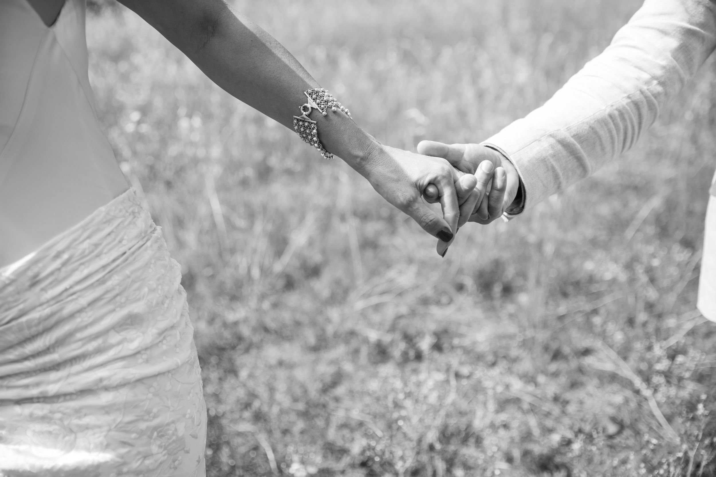 Pareja cogida de la mano